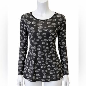Karen Kane Sheer Top
Size XL
Shell print with Scoop Neck